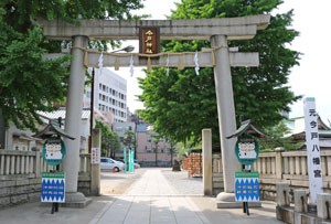 今戸神社の鳥居　招き猫の案内がある