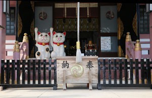 今戸神社本殿には招き猫が招いています