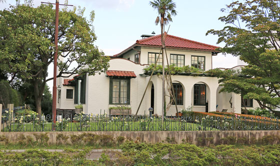 バラ園の風景　山手１１１番館