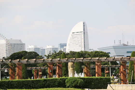 山下公園のバラ園から横浜市を望む