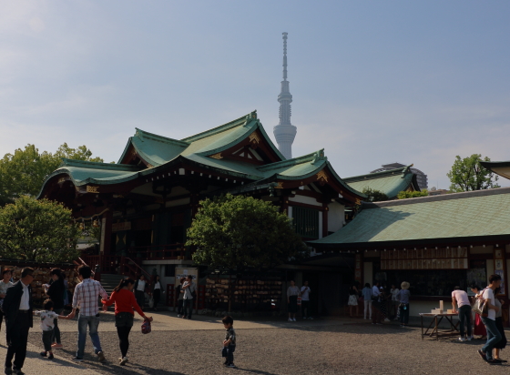 亀戸天神社の境内からスカイツリーが見える