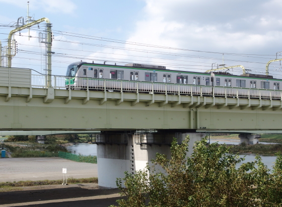 多摩川を跨いで走る小田急線