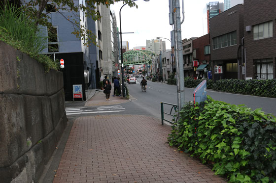 くれなずむ街の風景　遠くに昌平橋が見える