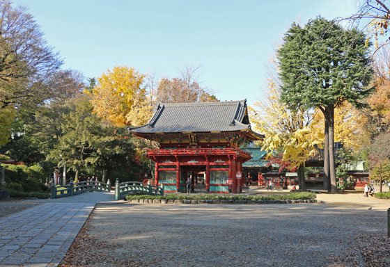 根津神社の楼門が見える