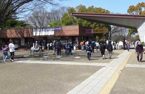 公園の入口風景